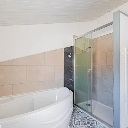 Moderne Et Coloree A بيت للعطل *